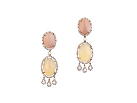 PAIO DI ORECCHINI PENDENTI IN ORO ROSA, CORALLO, OPALI E DIAMANTI realizzati...