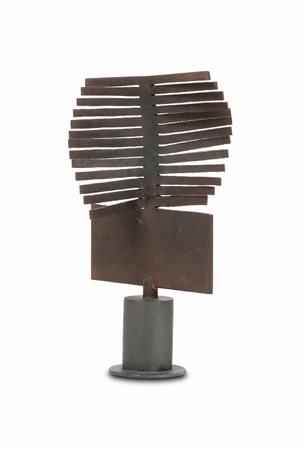 Toni Benetton (1910-1996), Struttura, 1985 ferro, cm 20x11 punzone sigla TB...