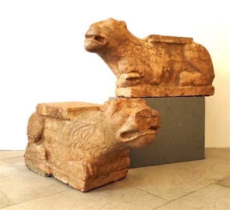 SCULTURE, Coppia di sculture in marmo rosso di Verona raffiguranti "Leoni"...