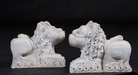 CINA, Coppia di sculture in marmo bianco raffiguranti "Leoni" Cina XIX sec.