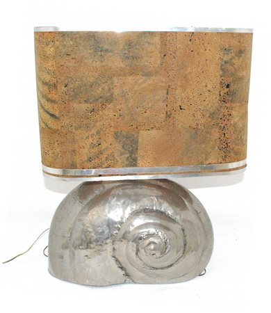 LAMPADA, Lampada in metallo argentato, a motivo di conchiglia con paralume in...