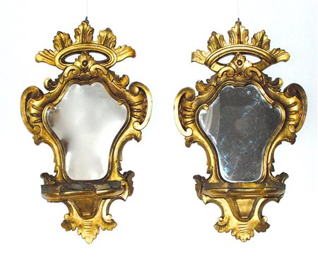 SPECCHIERE, Coppia di specchiere in legno dorato, oro zecchinio, alla base...