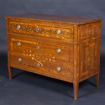 CASSETTONE, Cassettone a tre cassetti in legno di noce lastronato ed...