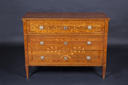 CASSETTONE, Cassettone a tre cassetti in legno di noce lastronato ed...