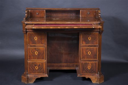 SCRIVANIA, Scrivania a cattedra da centro lastronata in legno di noce con...