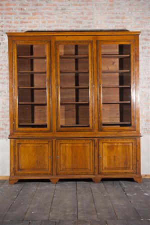 LIBRERIA, importante libreria paretale, tre ante alla base in legno di noce...