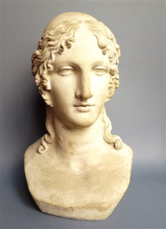 SCULTURA, Scultura in marmo bianco raff. "testa" - H 47.5