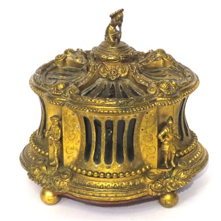 BRONZO, Scatola polilobata in bronzo dorato, coperchio con cimasa di...