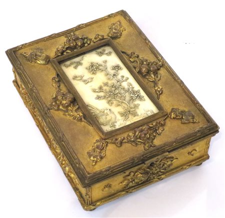 BRONZO, Scatola in bronzo dorato con decori, Francia - placca in avorio raff....