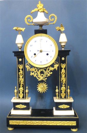 OROLOGIO, Orologio da tavolo in marmo con applicazioni in brozo dorato a...