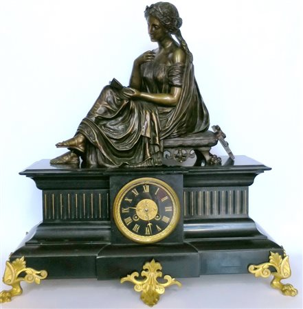 PENDOLA, Orologio da camino, base marmorea poggiante su piedini in bronzo...