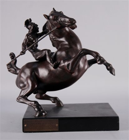 SCULTURA, Scultura in bronzo raff. "cavaliere" montata su base di marmo -...