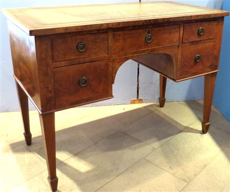 SCRIVANIA, Scrivania realizzata in legno di noce con cinque cassetti a...