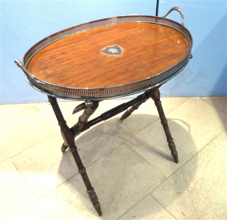 PORTA VASSOIO, Tavolino a cavalletti incrociati con vassoio al piano a...