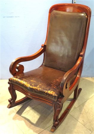 POLTRONA, Poltrona a dondolo realizzata in legno di mogano con schienale e...