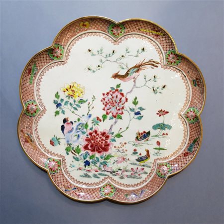 CINA, Piatto in porcellana policroma polilobato "famiglia rosa" Cina XIX sec....