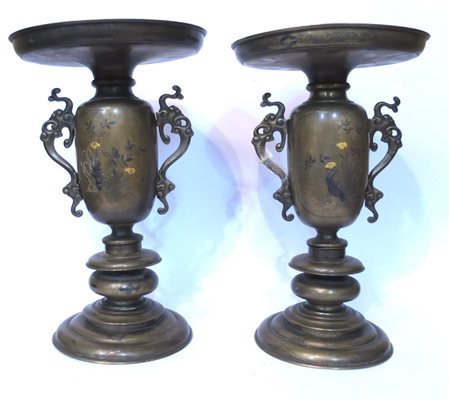 BRONZO, Coppia di alzate in bronzo con presenze di decori ed entro riserva...