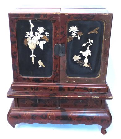 MOBILETTO, Mobiletto in legno laccato con decori floreali in avorio -...