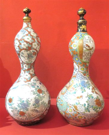 DUE VASI IN PORCELLANA, Due di vasi in porcellana a forma di zucca decorati...