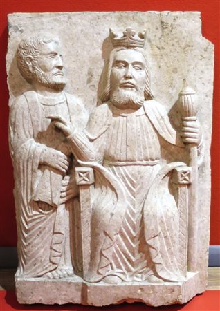 PIETRA, Bassorilievo da parete in pietra raff. "Sovrano e consigliere" - cm...