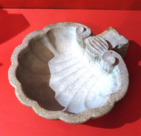 ACQUASANTIERA, Acquasantiera in pietra rossa sagomata a motivo di conchiglia...