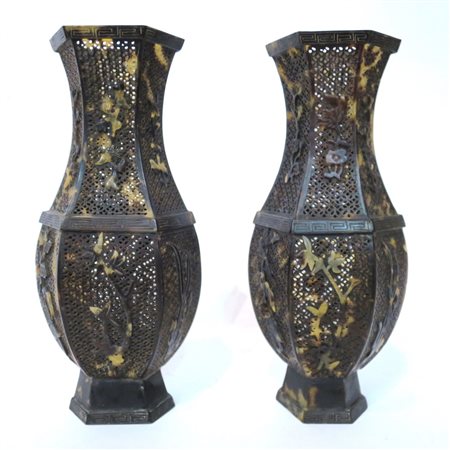 VASI, Coppia di vasi in tartaruga sfaccettati esagonali con superfici a tutto...