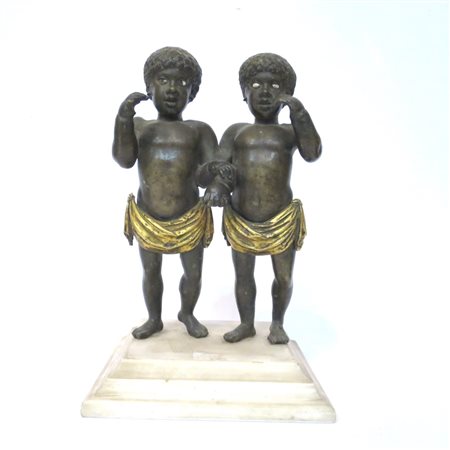 BRONZO, Coppia di moretti in bronzo brunito poggianti su base marmorea- h...