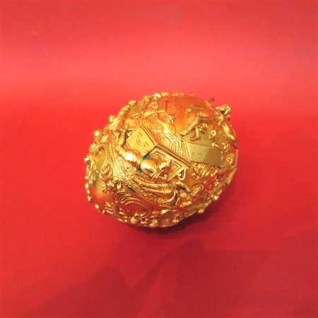 BRONZO, Uovo in bronzo dorato finemente cesellato raff. "Deposizione e...