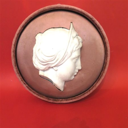 SCULTURA, Scultura in alto rilievo "Volto di donna" in marmo pario - h 22.5 cm