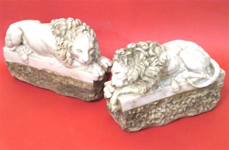 MARMO, Coppia sculture in marmo "Leone a riposo" su plinto - cm 28.5 x 20 -...