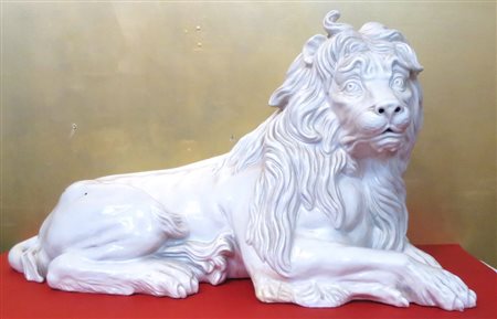 SCULTURA, Scultura di porcellana bianca raff. "Leone" - cm 82 x 46