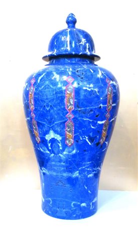 VASO, Grande potiche in porcellana marmorizzata con presenza di decoro a...