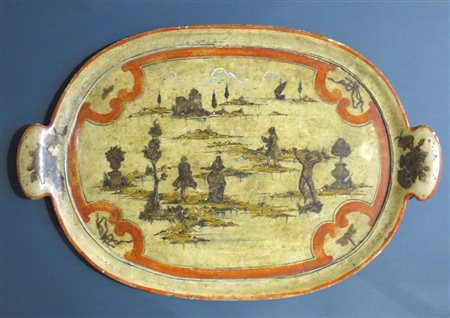 VASSOIO, Vassoio in legno laccato con decori a rilievo alla maniera di...
