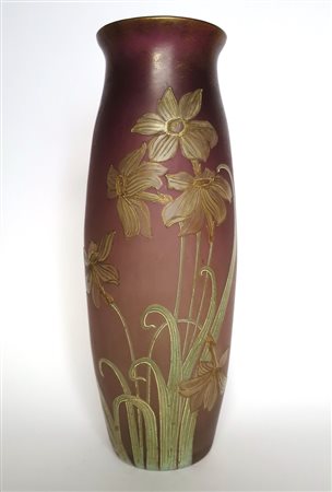 VASO, Vaso in pastavitrea con decoro a motivo floreale, lumeggiature in oro....