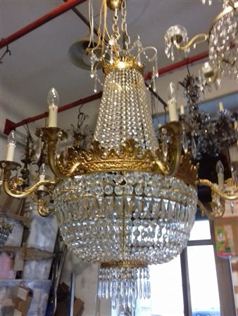 LAMPADARIO, Lampadario in bronzo a otto luci dorato con catene a goccia - L...