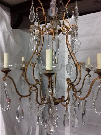 LAMPADARIO, Lampadario a sei luci in ferro dorato e sagomato con pendenti in...