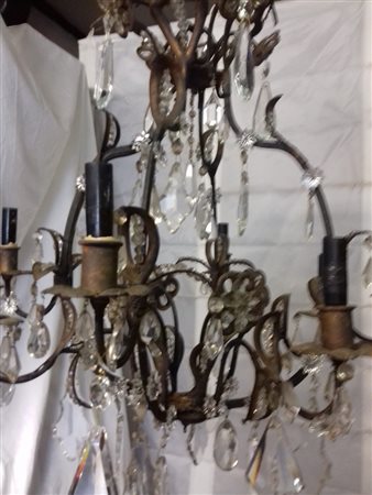 LAMPADARIO, Lampadario a sei luci in ferro sagomato con pendenti in crisallo...