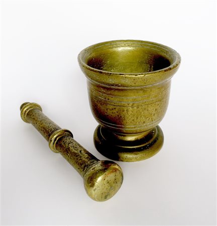 BRONZO, Mortaio con pestello in bronzo - H 11.5 cm Diam. 11.2 cm - XVIII sec