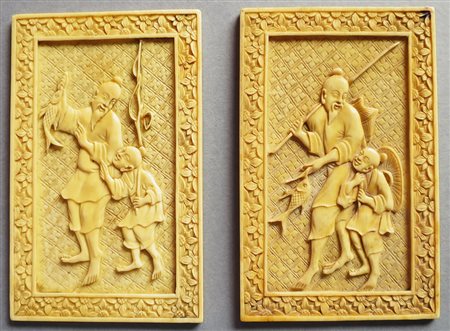 COPPIA PLACCHE, Coppia di placche in avorio raff. "pescatore con bimbo" - cm...