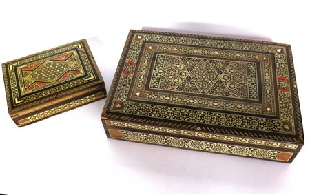 SCATOLE, Due scatole intarsiate a decori geometrici con presenza a tutto...