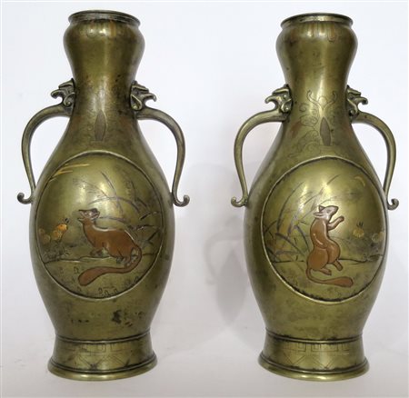 GIAPPONE, Coppia di vasi in bronzo biansati con intervento di scene...