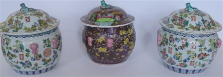 CINA, Tre potiches in porcellana - H 22.5 cm diam 21 cm - Cina XX sec-