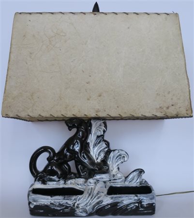 LAMPADA, Lampada in ceramica smaltata nero e lumeggiata bianca con figura di...