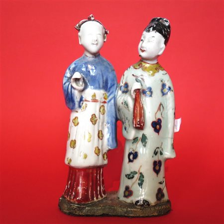 CINA, Due statuette in bisquit smaltato raff. "Personaggi in abiti nuziali" -...