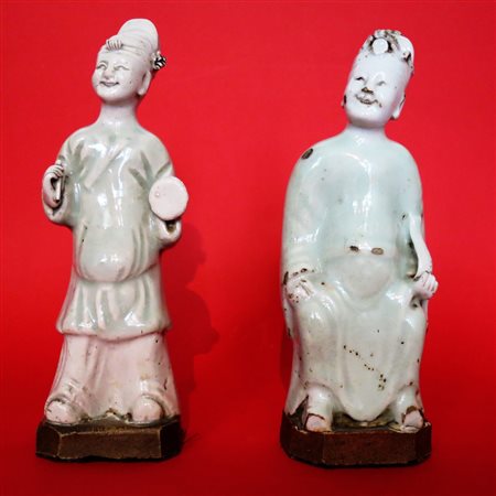 CINA, Due statuette in porcellana bianca raff. "Personaggi ridenti" - Cina...