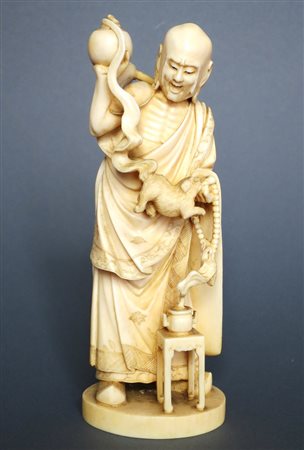 GIAPPONE, Avorio "santone con cagnolino" - H cm 16.5 - firmato su madreperla...