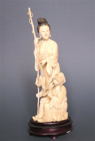 CINA, Avorio "figure con pesci e pipa" - H cm 25.5 - Cina 1800 ca