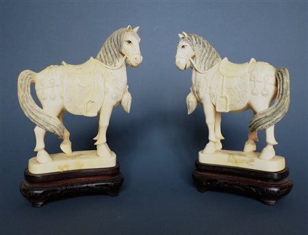 CINA, Avorio coppia di "cavallini" Cina H 16.3 cm XIX/XX sec.