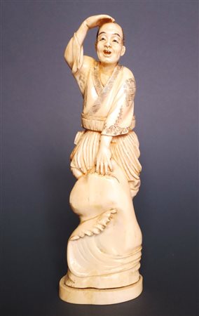 GIAPPONE, Avorio "figura di pescatore" - H 22 cm - firmato alla base -...