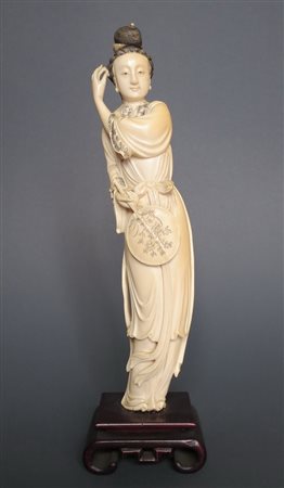 CINA, Avorio "figura femminile con ventaglio" - H 27.3 cm - Cina trans....
